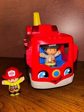 2016 Fisher-Price Little People Helping Others Fire Truck w 2 Firefighters